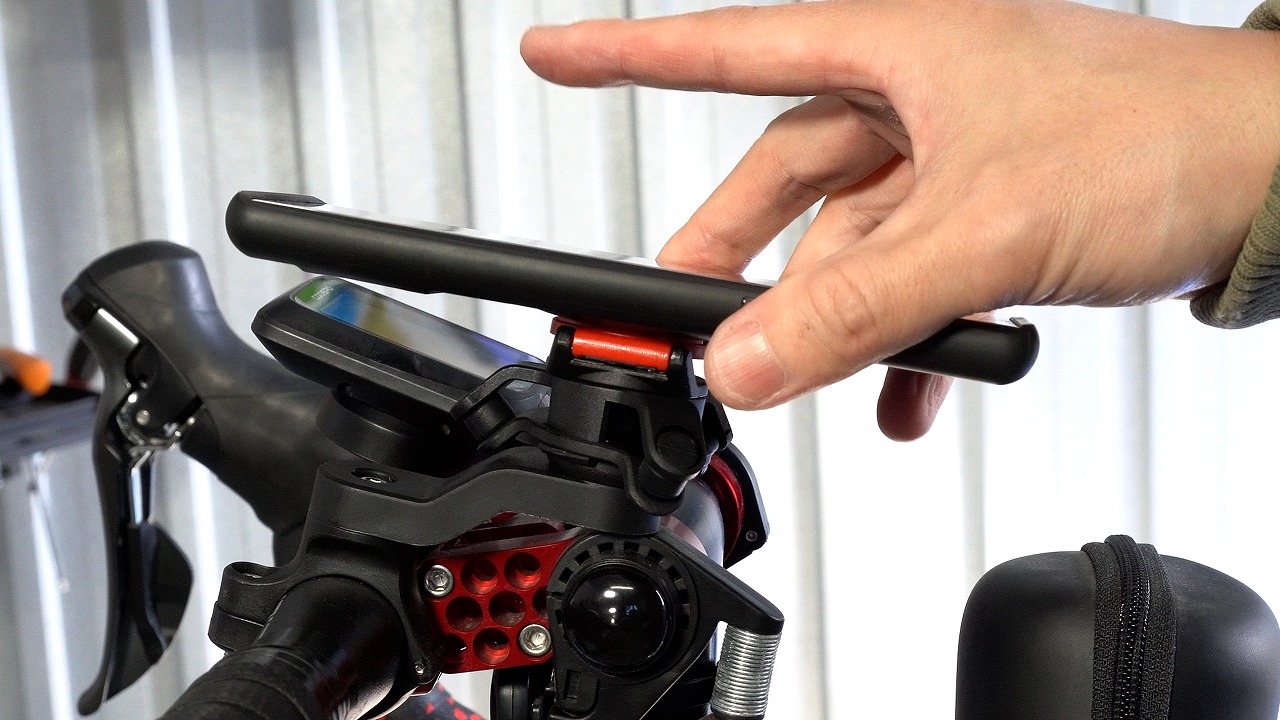 自転車にスマホをマウントするときは、クアッドロック用の振動吸収 